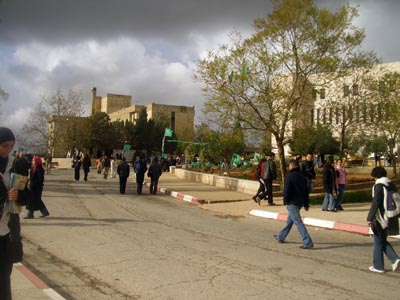 Hamas fejrer sejren på universitetet med flag og festival